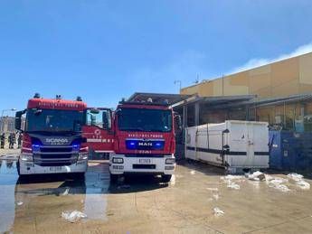 Incendio al centro commerciale Conda d'oro di Palermo: scattata l'evacuazione dell'edificio Incendio al centro commerciale Conda d'oro di Palermo: scattata l'evacuazione dell'edificio