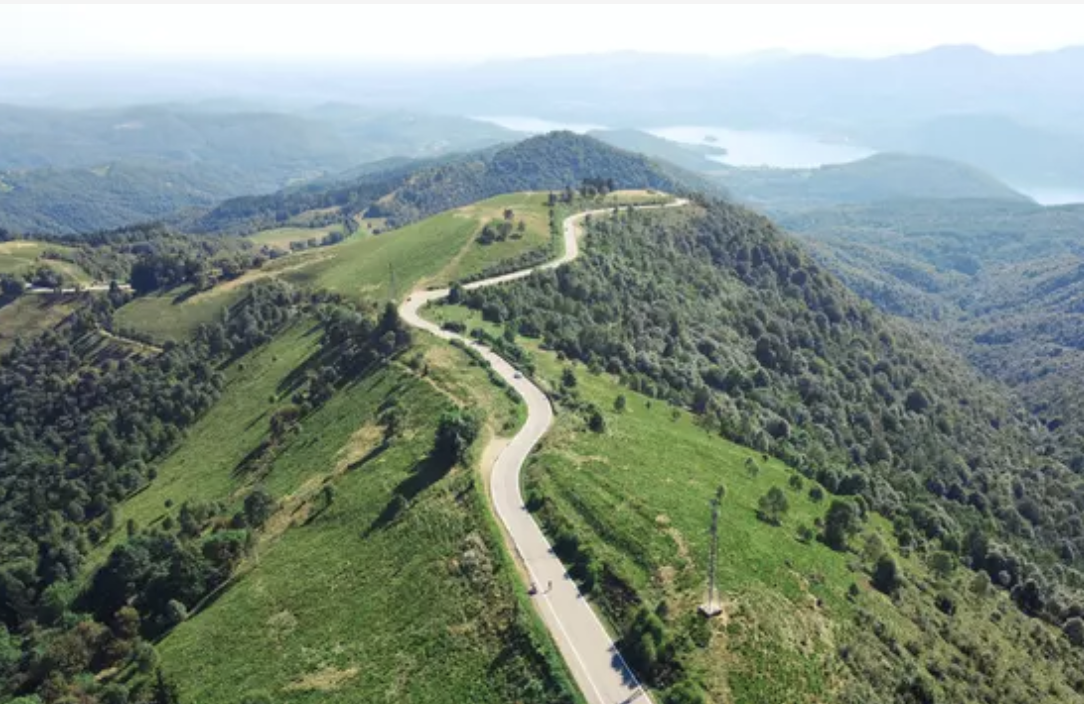 Mottarone, torna “TUTTO BENE Hillclimb”: 85 vetture d’eccezione sulla strada Borromea per celebrare il piacere di guida