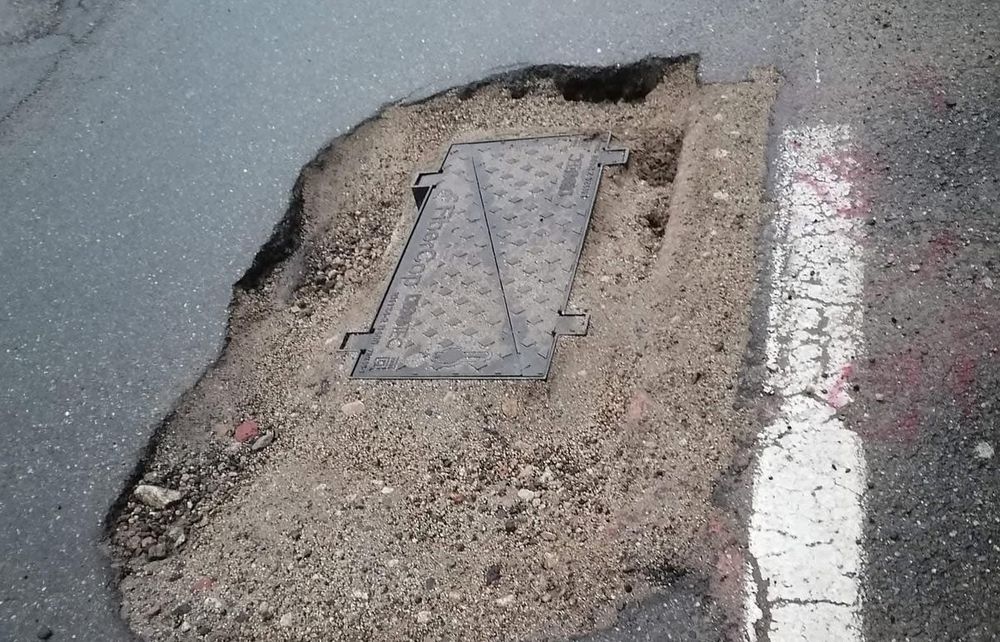 Strade dissestate a Omegna: in via Manzoni una buca pericolosa e non segnalata