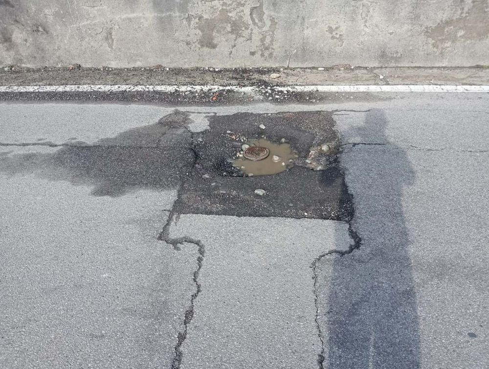 Proteste per le buche in città