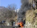 Auto distrutta dalle fiamme in Valle Cannobina Auto distrutta dalle fiamme in Valle Cannobina