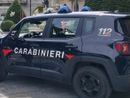 Si sdraia in mezzo alla strada, poi va al bar e insulta i carabinieri intervenuti