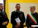 Foto: il maresciallo Sparascio al centro nella foto durante la consegna della targa