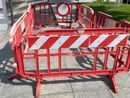Lavori in corso sul lungolago Buozzi: transenne e sistemazione delle lastre danneggiate