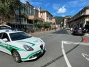 Omegna, auto perde carburante causando la chiusura della strada