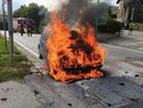 Auto prende fuoco mentre è in marcia: attimi di paura a Bieno