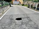 Una voragine sulla strada a Cireggio: chiusa via Matteotti FOTO