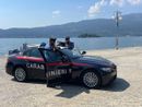 Gettava oggetti pericolosi da un balcone su passanti e turisti: denunciato a Stresa VIDEO Gettava oggetti pericolosi da un balcone su passanti e turisti: denunciato a Stresa VIDEO