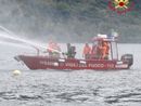 Motoscafo abbordato e barca in fiamme: spettacolare esercitazioni sulle acque del lago Maggiore. FOTO