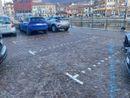 Caos parcheggi sul lungolago di Omegna: strisce bianche e blu si sovrappongono