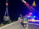 Automobilista finisce fuori strada in un canneto