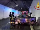 Auto perde il controllo in galleria sulla A26, ferito un 20enne Auto perde il controllo in galleria sulla A26, ferito un 20enne