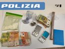 Fuggono all'alt della polizia e gettano la droga dal finestrino: una coppia arrestata per spaccio Fuggono all'alt della polizia e gettano la droga dal finestrino: una coppia arrestata per spaccio