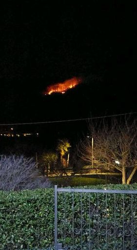 Fiamme sopra il Lago d’Orta tra Miasino e Pettenasco Fiamme sopra il Lago d’Orta tra Miasino e Pettenasco