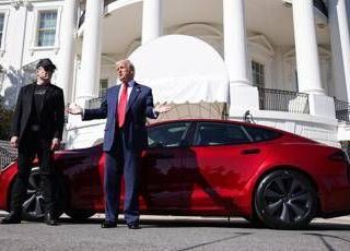 Tesla, utili crollano e Musk prepara addio a Trump