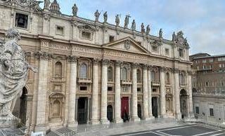 Papa Francesco, da oggi salma a San Pietro: l'omaggio dei fedeli. Sabato i funerali, attese 200mila persone