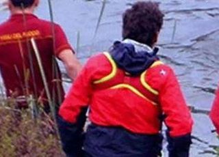 Udine, incendio in barca sul fiume a Palazzolo: donna dispersa e un ferito