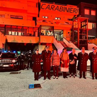 Il comando provinciale dei carabinieri illuminato di arancione per dire no alla violenza sulle donne