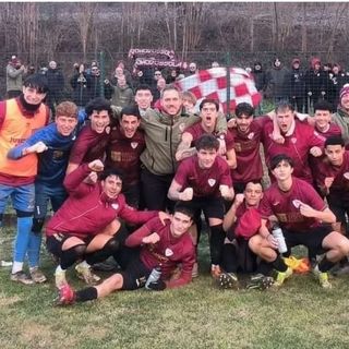 Foto di gruppo della Juventus Domo dopo la vittoria a Piedimulera