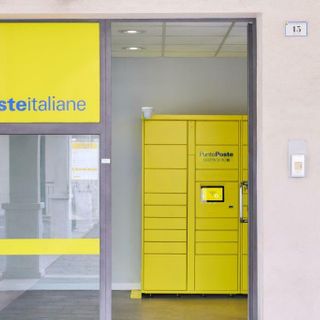 Poste Italiane, un nuovo locker per il ritiro dei pacchi a Omegna