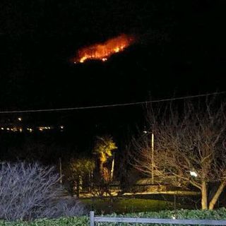 Fiamme sopra il Lago d’Orta tra Miasino e Pettenasco