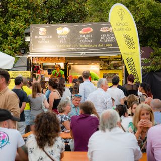 I migliori Food Truck d’Italia di Rolling Truck Street Food Festival invadono la piazza di Oleggio con il loro delizioso cibo da strada