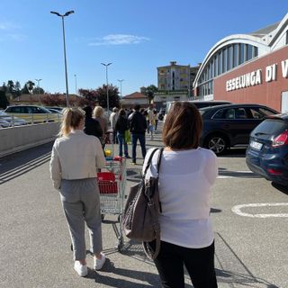 Coda e lunghe attese di fronte al supermercato Esselunga per fare la spesa