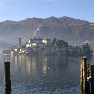 Addio a don Giacomo Bagnati, storico cappellano dell'isola di San Giulio
