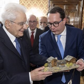Il villaggio di montagna vuole rimanere vivo: un pezzo di Piemonte (in miniatura) per il presidente della Repubblica Mattarella