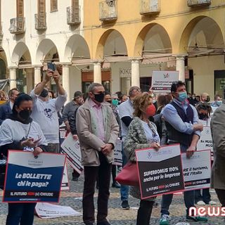 Commercianti in piazza a Novara: &quot;Vogliamo lavorare!&quot; FOTO E VIDEO