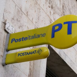Ambiente, Poste Italiane aderisce alle iniziative “M’illumino di meno” e “Earth Hour”