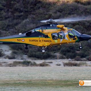 Foto: l'elicottero della Guardia di finanza in volo a Riale di Formazza
