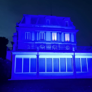 La Prefettura illuminata di azzurro