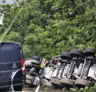 Migiandone, camion ribaltato sulla provinciale