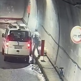 Abbandonava rifiuti nella galleria Montecrevola, multa da 6500 euro per un imbianchino di Sesto Calende VIDEO