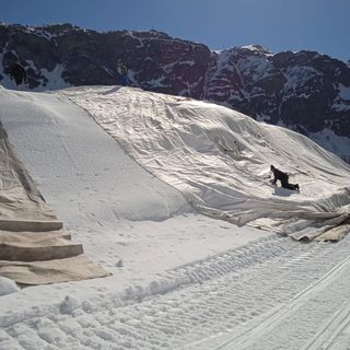 Riale ricicla la neve per anticipare la stagione degli sport invernali