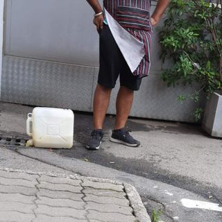 Olio delle friggitrici versato nei tombini, polemiche ad Omegna sullo Street Food