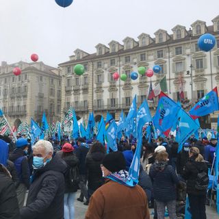 Sindacati, migliaia di persone a Torino: &quot;Giù il fisco per lavoratori e pensionati&quot;