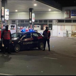 Esce di strada mentre rientra a casa ubriaco, patente ritirata e auto sequestrata ad un 52enne di Bee