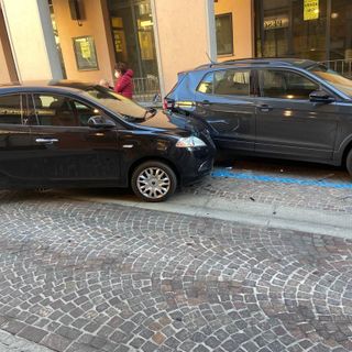 Auto va a  sbattere contro tre auto parcheggiate