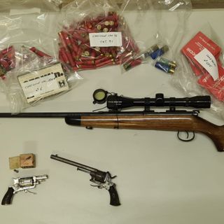 Tre arresti per armi e munizioni illegali: sarebbero state usate per estorsioni e minacce