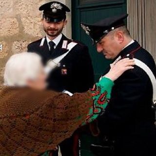 Finti carabinieri truffano un'anziana, arrestato un 24enne