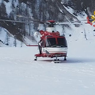 Escursionisti in difficoltà sulla neve, intervento dei Vigili delfuoco con l'elicottero VIDEO