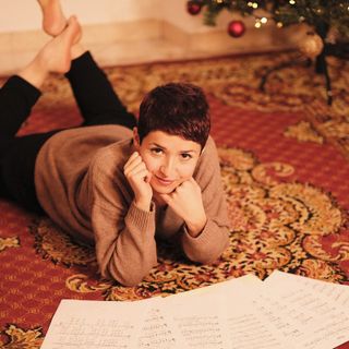 Dopo il singolo ‘Cioccolata e cannella’ Ylenia Piola prepara il suo primo disco d’inediti 'Pesca'