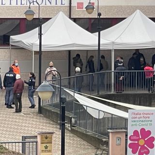 Accesso diretto agli hub vaccinali solo per le prime dosi. L'Asl invita a prenotarsi sul sito regionale per le dosi booster