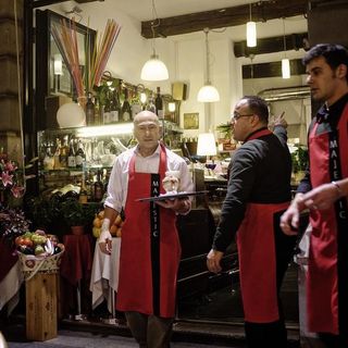 Per trovare camerieri più diginità alla formazione e migliori contratti di lavoro