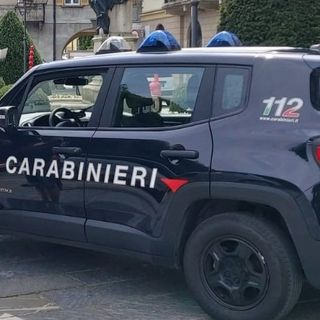 Si sdraia in mezzo alla strada, poi va al bar e insulta i carabinieri intervenuti