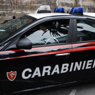 Colpisce in testa la ex con il cellulare e le lancia addosso dei vasi, arrestato 54enne