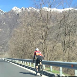 Un ciclista sulla superstrada tra Ornavasso e Mergozzo
