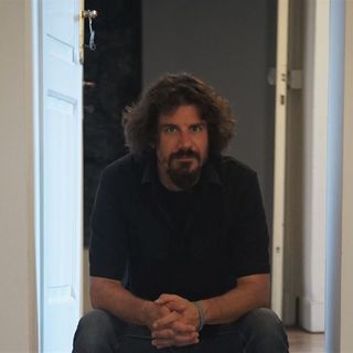 Massimiliano Cremona: chitarra in spalla e “cronaca nera”, in giro per la Penisola